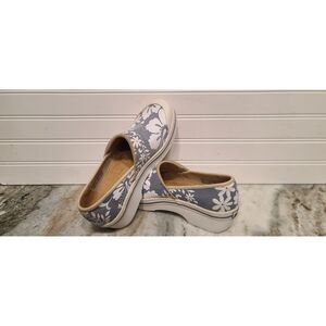 Dansko Vegan Volley Canvas Floral Clogs Blue/White Floral Pattern Size 38 7.5-8